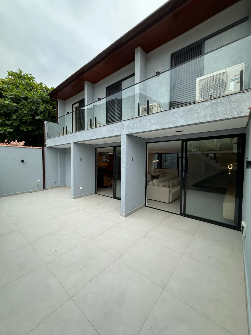 Fachada e área externa da Casa São Sebastião